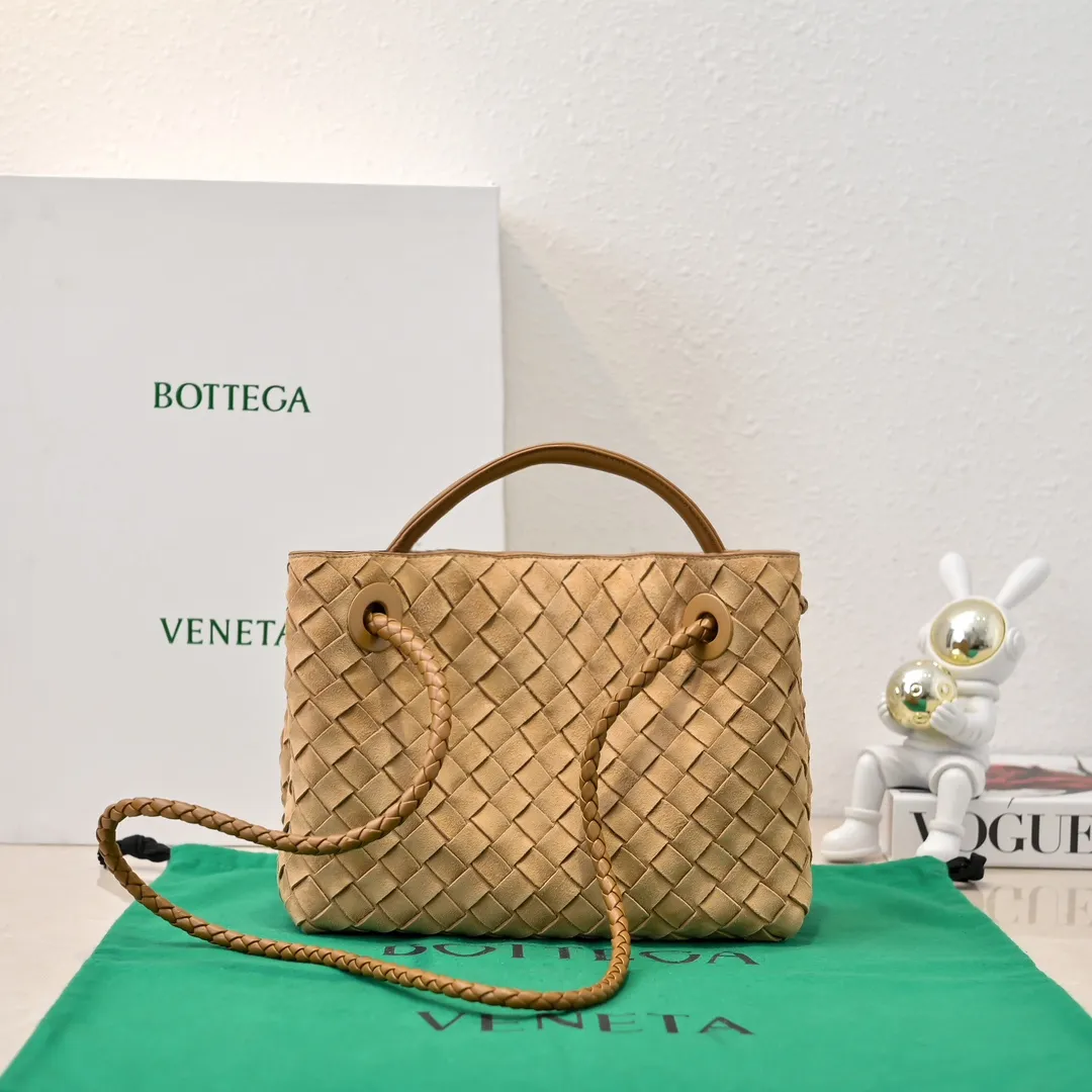 The 2024 new Andiamo batch 1920 BV has been shipped‼ ️Really popular🔥The new Andiamo woven handbag launched by Bottega Veneta this season is really popular all over the world! ! Celebrities at home and abroad have worn it, and Oscar-winning actress Michelle Yeoh has taken it out on the street. Song Jia, Trai Yara, Yu Feihong, Sanji Ayaka, Rosie Hunting-Whiteley, Yoshioka Riho, etc. have all picked up this bag. It is classic and versatile, showing off its temperament, and the bag capacity is also large, which is very convenient for daily commuting! ! A variety of carrying methods, the shoulder straps can be adjusted by yourself, the original lambskin feels soft and delicate, and the neutral style is created to break gender boundaries and bring a more practical and longer-lasting use experience. Andiamo, which has both elegant and casual styles, perfectly interprets the true appearance of "fashionable old money style". Style number: 7463 (suede) Size: 25*22*10.5cm